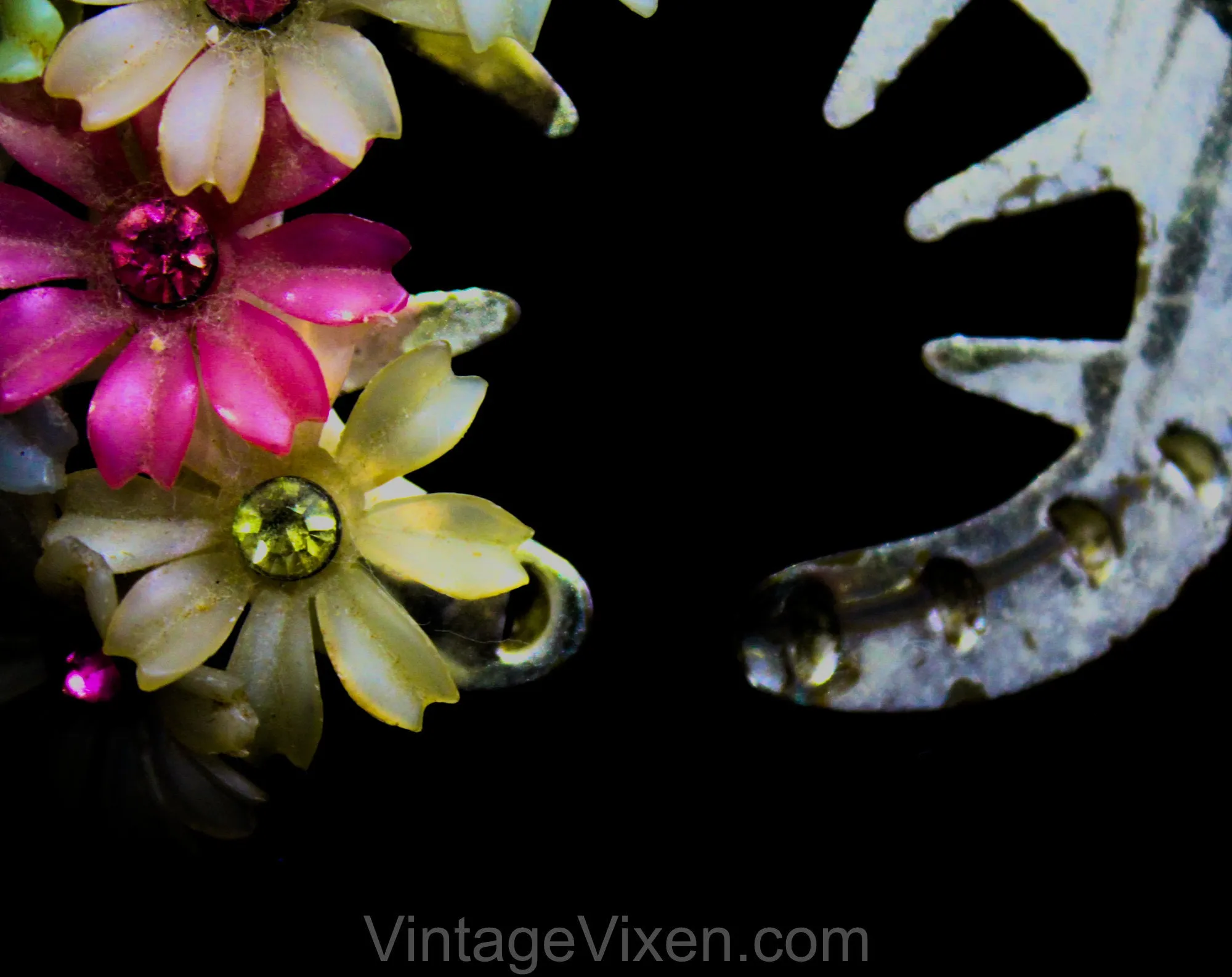 50s Rhinestone Flowers Ponytail Holder - 1950s Hair Clip Accessory - Spring Pastel Rainbow Flexible Plastic Daisy - Colorful Round Barrette